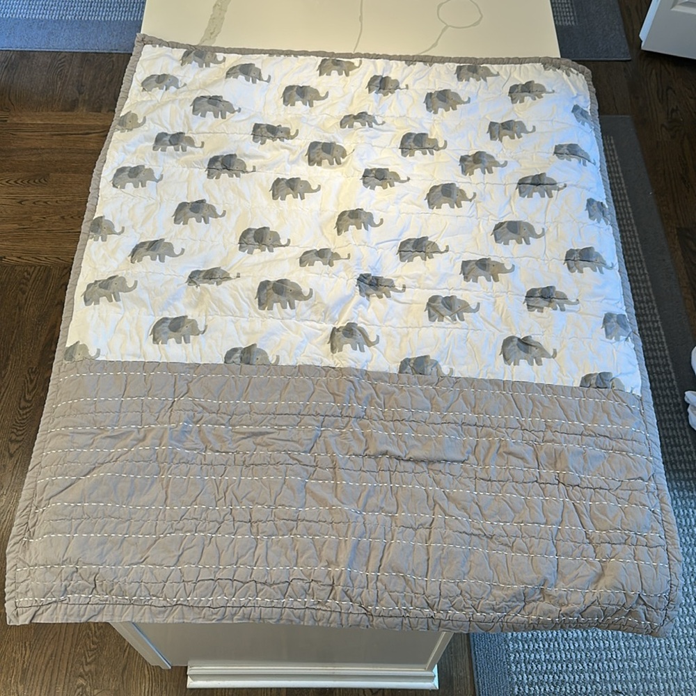 Crate & Barrel Kids elephant excursion organic cotton crib toddler quilt 🤍🐘🩶